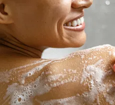 QUELS SOINS CHOISIR POUR LAVER ET HYDRATER SA PEAU ? 