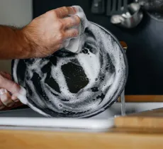 COMMENT NETTOYER UNE POÊLE EN INOX, FONTE, CUIVRE OU CÉRAMIQUE ?