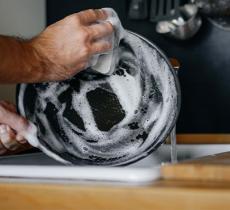 COMMENT NETTOYER UNE POÊLE EN INOX, FONTE, CUIVRE OU CÉRAMIQUE ? 