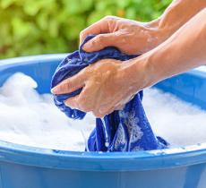 Comment laver son linge à la main ? nos 10 trucs et astuces !