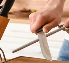 AIGUISER SES COUTEAUX À LA MAISON : 3 TECHNIQUES DE PRO ET 3 ASTUCES