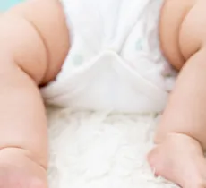 ÉRYTHÈME FESSIER DU BÉBÉ : CAUSES, SYMPTÔMES, PRÉVENTION ET SOINS 