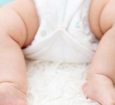 ÉRYTHÈME FESSIER DU BÉBÉ : CAUSES, SYMPTÔMES, PRÉVENTION ET SOINS 