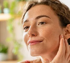 PEAU DÉSHYDRATÉE OU SÈCHE : COMMENT FAIRE LA DIFFÉRENCE ET COMMENT EN PRENDRE SOIN ? 