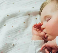 COMMENT SOULAGER LA PEAU SENSIBLE DE BÉBÉ ? 