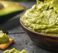 DU CHEMISIER AU CANAPÉ : COMMENT RETIRER UNE TACHE D’AVOCAT ?