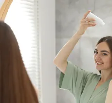 COMMENT ENLEVER UNE ODEUR DANS LES CHEVEUX SANS LES LAVER ? 