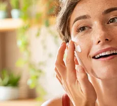 COMMENT ÉLIMINER LES SIGNES DE FATIGUE SUR LE VISAGE ET LES CHEVEUX ?  