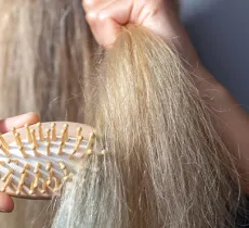 COMMENT PRENDRE SOIN DES CHEVEUX CASSANTS ? 