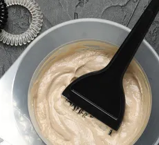 QUELS ACCESSOIRES PRÉVOIR POUR MA COLORATION CHEVEUX À LA MAISON ? 