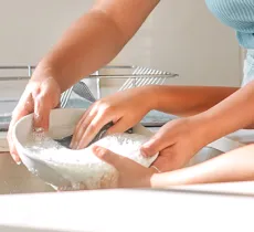 LIQUIDE VAISSELLE QUI MOUSSE : LE SECRET D'UNE VAISSELLE ÉCLATANTE ?