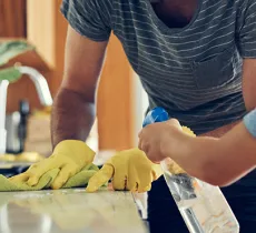 LIQUIDE VAISSELLE QUI MOUSSE : LE SECRET D'UNE VAISSELLE ÉCLATANTE ?