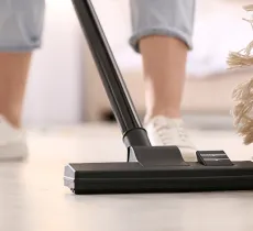 Comment faire un ménage efficace avant de partir en vacances ?