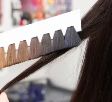 BASE NATURELLE OU CHEVEUX DÉJÀ COLORÉS : QUELLES SONT LES POSSIBILITÉS DE COLORATION ? 