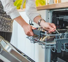 POURQUOI LE LIQUIDE VAISSELLE NE VA PAS AU LAVE-VAISSELLE ? 