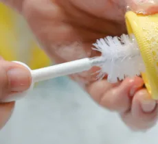 QUEL LIQUIDE VAISSELLE POUR NETTOYER LES BIBERONS DE BÉBÉ ?