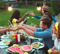 Ambiance « cocktail » : idées simples pour organiser une soirée qui sent les vacances 
