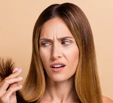 Cheveux aux pointes fourchues : pourquoi apparaissent-elles et comment les réparer ?