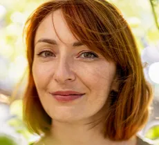 Coupes de cheveux pour atténuer un grand nez : des styles qui harmonisent vos traits 