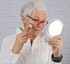 Comment se maquiller le teint après 50 ans ?