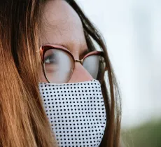Comment éviter la buée sur ses lunettes quand on porte un masque