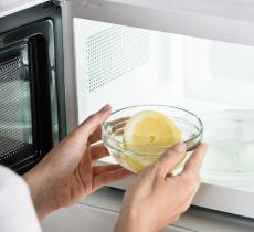 Comment nettoyer efficacement son four à micro-ondes ?