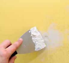 Première étape pour reboucher un trou dans un mur