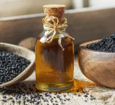 Les bienfaits de l’huile de nigelle sur la peau et les cheveux !