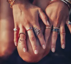 Comment être stylée en accumulant les bijoux ?