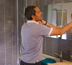 Fixer un miroir en verre sans faire de trous au mur : toutes nos astuces collage