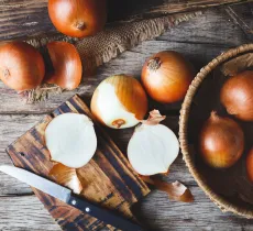 Nos astuces pour entretenir sa maison avec de l’oignon