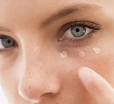 Comment bien utiliser son anti-cernes ?