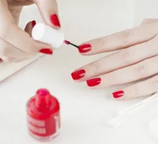 Comment faire tenir son vernis plus longtemps ?