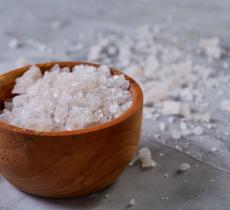 Quels sont les bienfaits des soins naturels à base de sel sur la peau et les cheveux ?