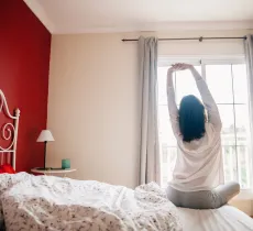 2 exercices à faire dès le saut du lit pour bien se réveiller le matin !