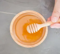 Comment profiter des vertus du miel dans sa routine beauté ? nos 4 recettes star !