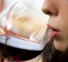 Quels aliments tachent ou jaunissent les dents blanches ?