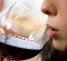 Quels aliments tachent ou jaunissent les dents blanches ?