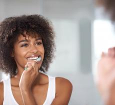 Comment avoir des dents blanches naturellement ? nos 3 astuces !