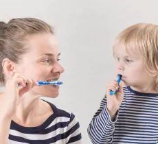 Electrique ou manuelle : quelle brosse à dents choisir ?