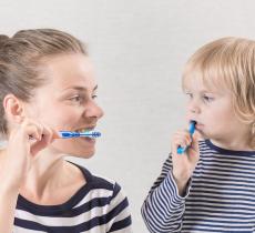 Electrique ou manuelle : quelle brosse à dents choisir ?