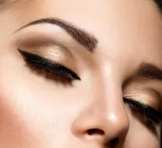 Comment bien choissir et appliquer son eye-liner ? Nos conseils pour se faire belle !