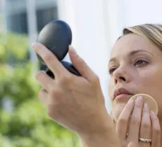 Comment masquer un bouton ? nos 3 techniques maquillage !