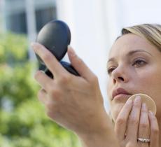 Comment masquer un bouton ? nos 3 techniques maquillage !