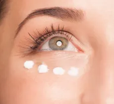 Comment prendre soin du contour des yeux et prévenir les rides ?