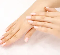 Soin des mains : offrez-vous un gommage maison !