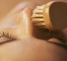 Comment utiliser une brosse nettoyante manuelle pour le visage ?