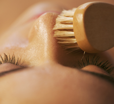Comment utiliser une brosse nettoyante manuelle pour le visage ?