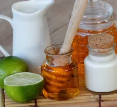 Fabriquer des soins du visage maison entre amies