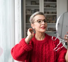 Apparition, pourcentage, entretien : tout sur les cheveux blancs !